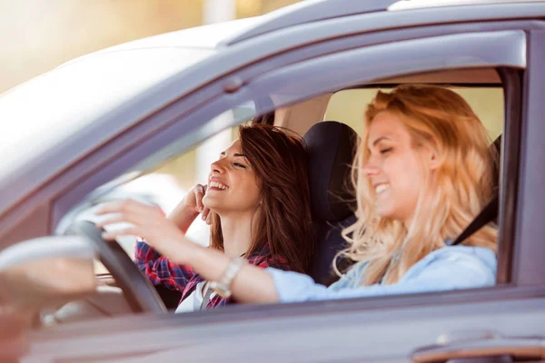 Schöne Frauen Auto fahren — Stockfoto