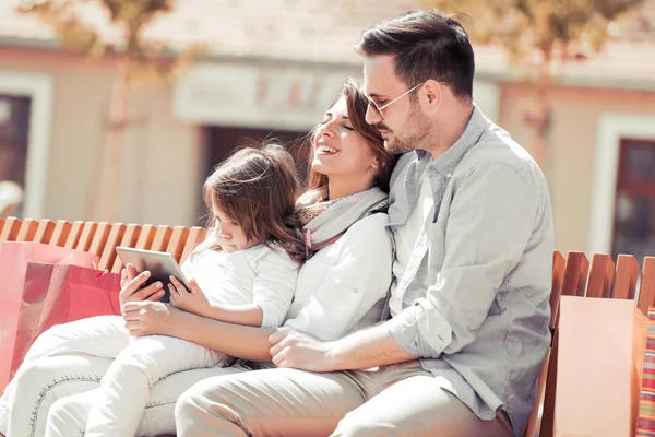 Familie macht Selfie auf Bank — Stockfoto