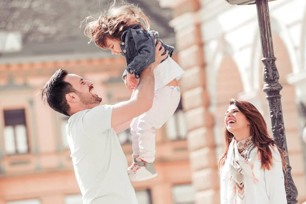 Lycklig familj ha kul i parken — Stockfoto