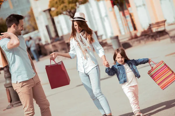 家庭与街道上的购物袋. — 图库照片
