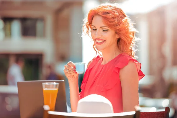 Woman with laptop and cup in cafe — Stock Photo, Image