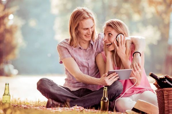 Paar hört Musik im Park — Stockfoto