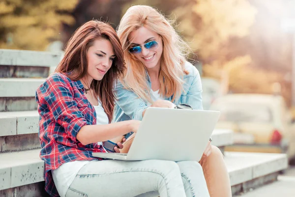 Mulheres trabalhando no laptop ao ar livre — Fotografia de Stock