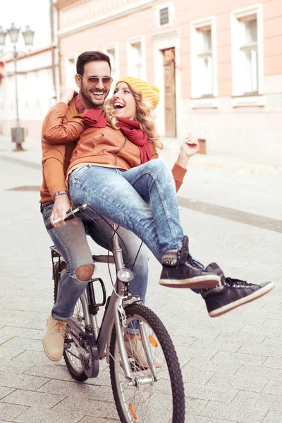 Casal em um passeio de bicicleta no dia — Fotografia de Stock