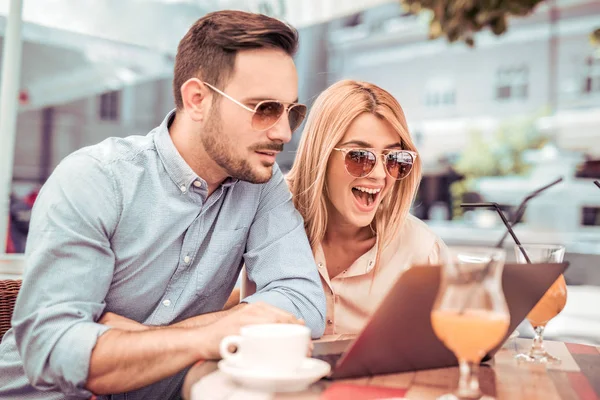 Pareja joven usando el ordenador portátil al aire libre —  Fotos de Stock