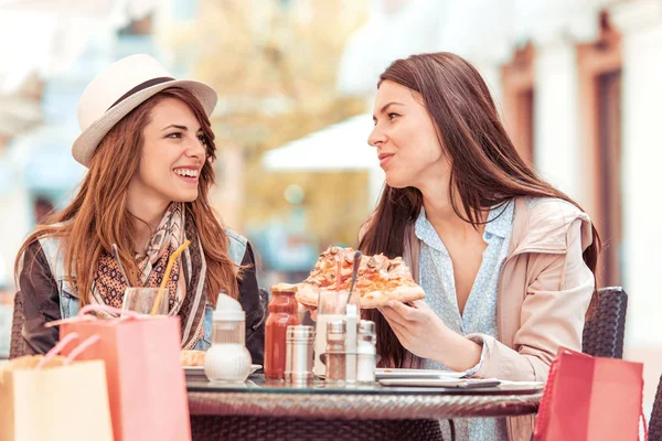 Mujeres jóvenes comiendo pizza al aire libre — Foto de Stock