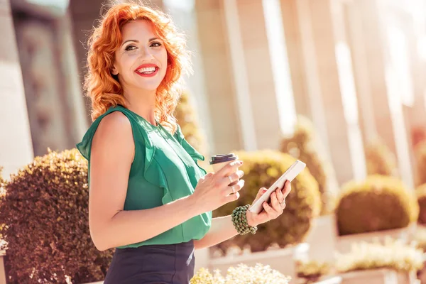 Mulher jovem com tablet na rua — Fotografia de Stock