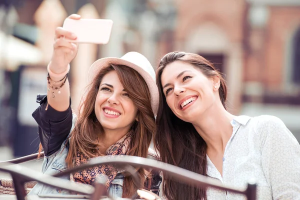 Namoradas tirando uma selfie na cidade — Fotografia de Stock