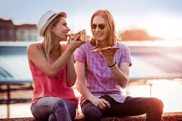 Pareja romántica tienen una pizza — Foto de Stock