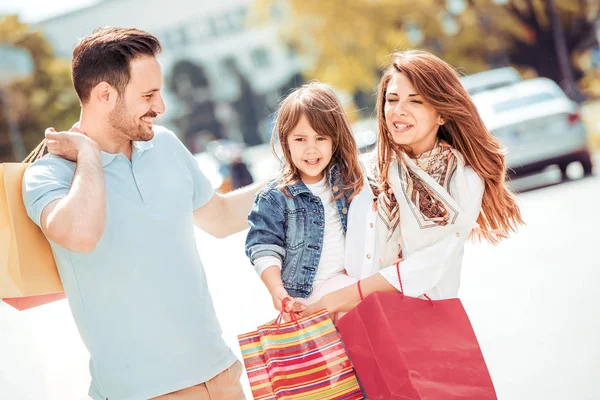 Familjen par med barn och väskor — Stockfoto