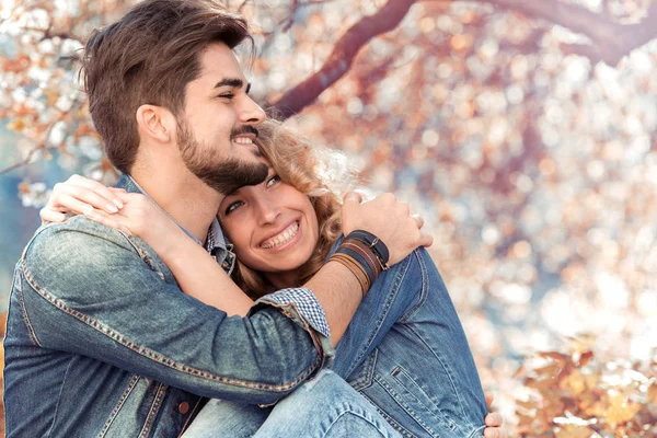 Happy couple in blooming park — Stock Photo, Image
