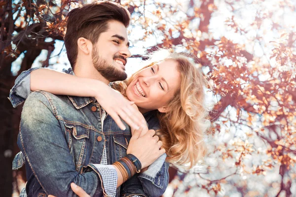 Счастливая пара в цветущем парке — стоковое фото