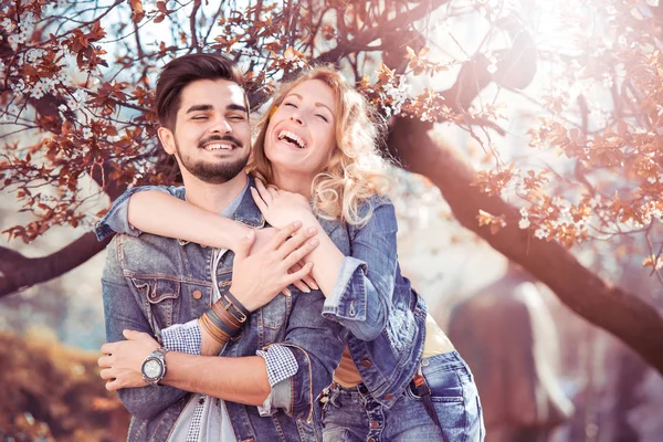 Romantik çift dışarıda sarılıyor.