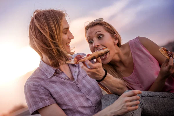 Namorado mulher alimentando com pizza — Fotografia de Stock