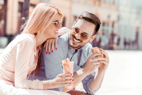 Älskande par äter smörgås. — Stockfoto