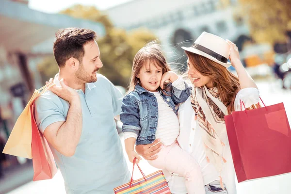 Familj med barn som kommer för en shopping — Stockfoto
