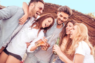 Kumsalda dans arkadaşlar 