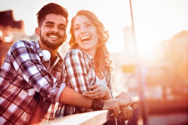 Güzel çift açık havada eğleniyor