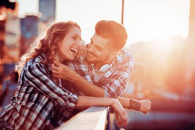 Güzel çift açık havada eğleniyor