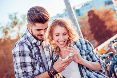 Güzel çift cep telefonu bak