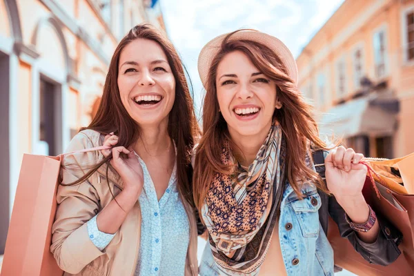 Två unga kvinnor med shoppingväskor — Stockfoto