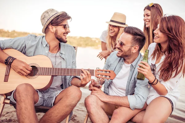 Parti ve plajda müzik arkadaşlar