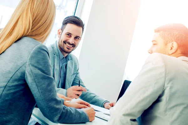 Empresários no escritório moderno — Fotografia de Stock