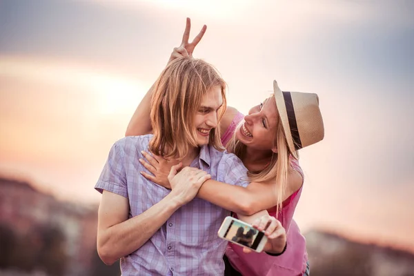 Paar macht Selfie mit Handy — Stockfoto