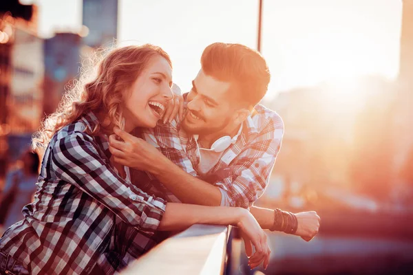 Güzel çift açık havada eğleniyor