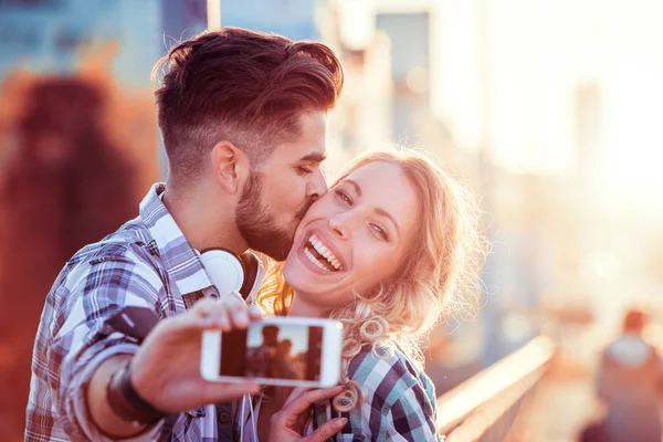 Selfie açık havada güzel çift olun