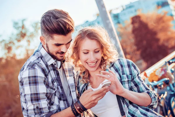 Güzel çift cep telefonu bak