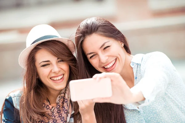 Meninas tirando selfie por smartphone — Fotografia de Stock