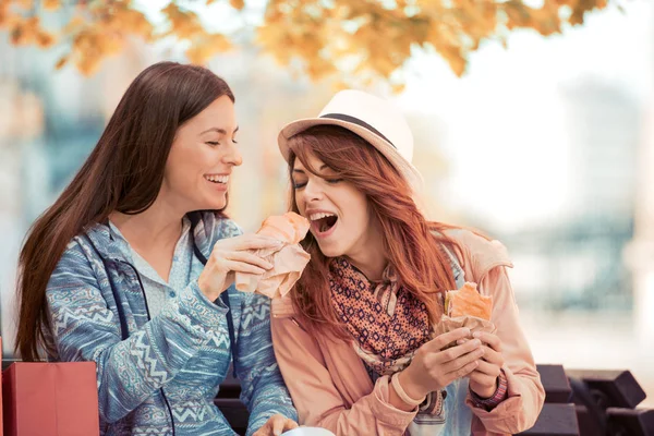 Hermosas mujeres jóvenes comiendo sándwiches — Foto de Stock