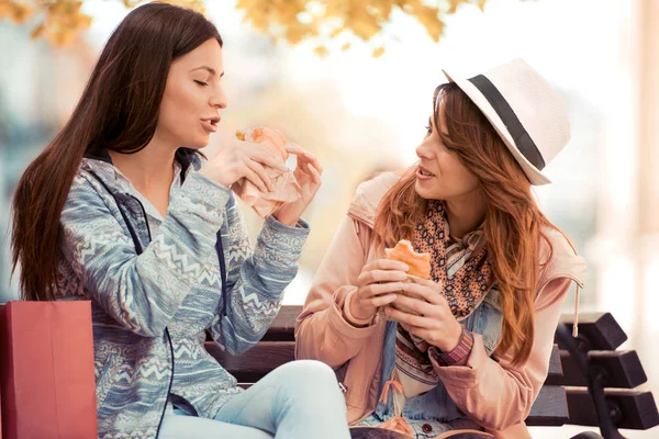 Sandviç yeme güzel genç kadın 