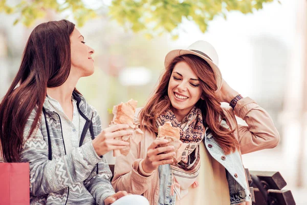 Szép fiatal nők eszik szendvicseket — Stock Fotó