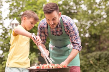 Güneşli günde Barbekü partisi aile