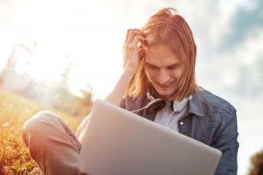 Öğrenci dizüstü Park'ta kullanma