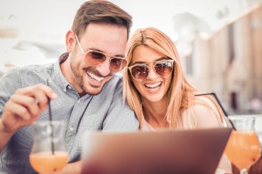 Şehirde dizüstü kullanarak çift