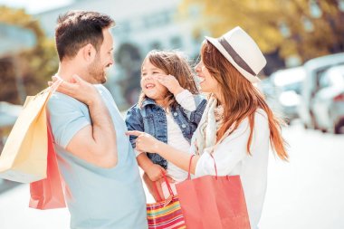 Mutlu aile açık havada şehirde eğleniyor