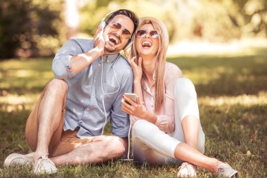 Çift smartphone--dan müzik