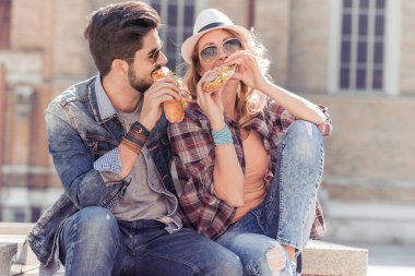 Çift yeme sandviç açık havada