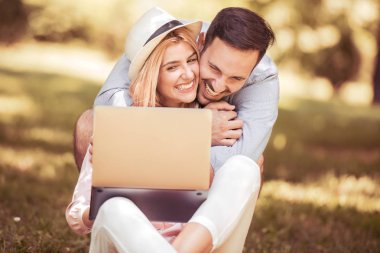 Parkta dizüstü kullanarak çift