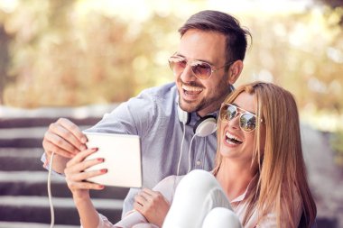 Çift birlikte tablet vasıl