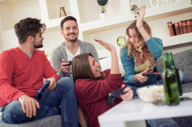 Birlikte video oyunu oynayan arkadaşlar