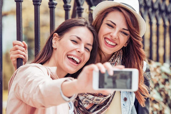 Δύο νεαρών γυναικών, λαμβάνοντας selfie — Φωτογραφία Αρχείου