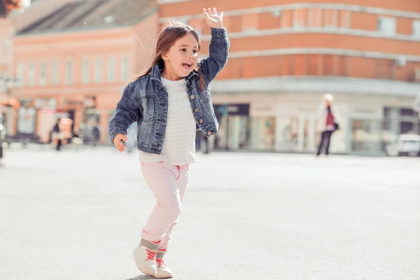 Чарівна маленька дівчинка в місті — стокове фото