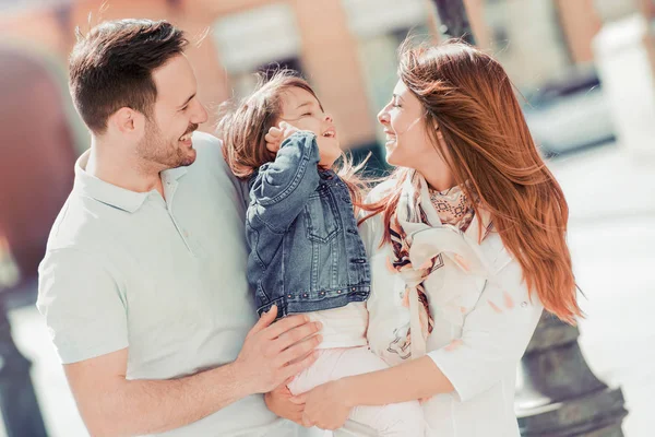 Щаслива сім'я в місті розважається — стокове фото
