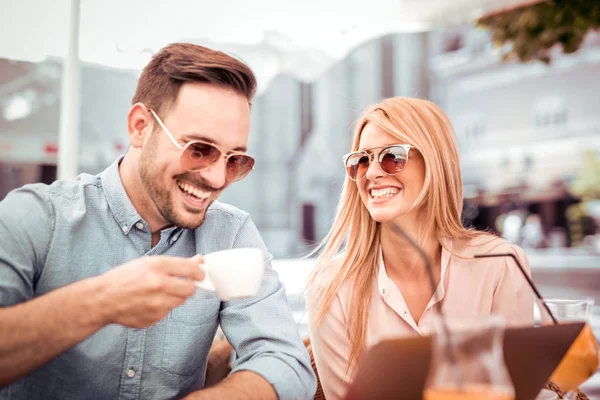 Şehirde dizüstü kullanarak çift