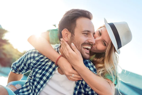 Mujer besando novio en mejilla — Foto de Stock