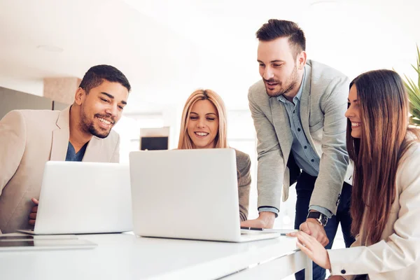 Modern ofisteki iş adamları